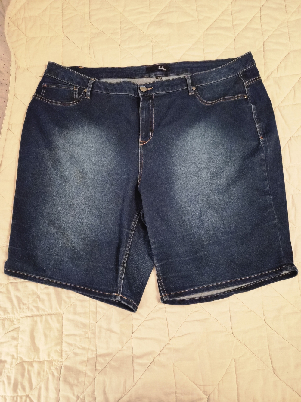1822 'Butter' Denim- Bermuda Shorts- Size 24 W